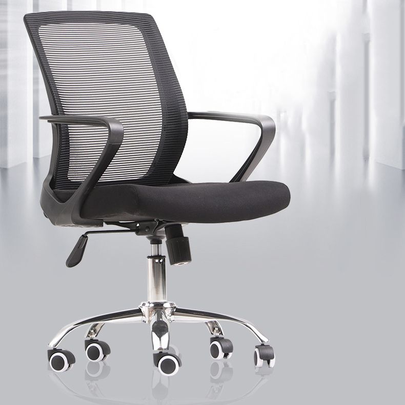 Silla moderna y contemporánea con respaldo medio Silla negra con ruedas para tareas