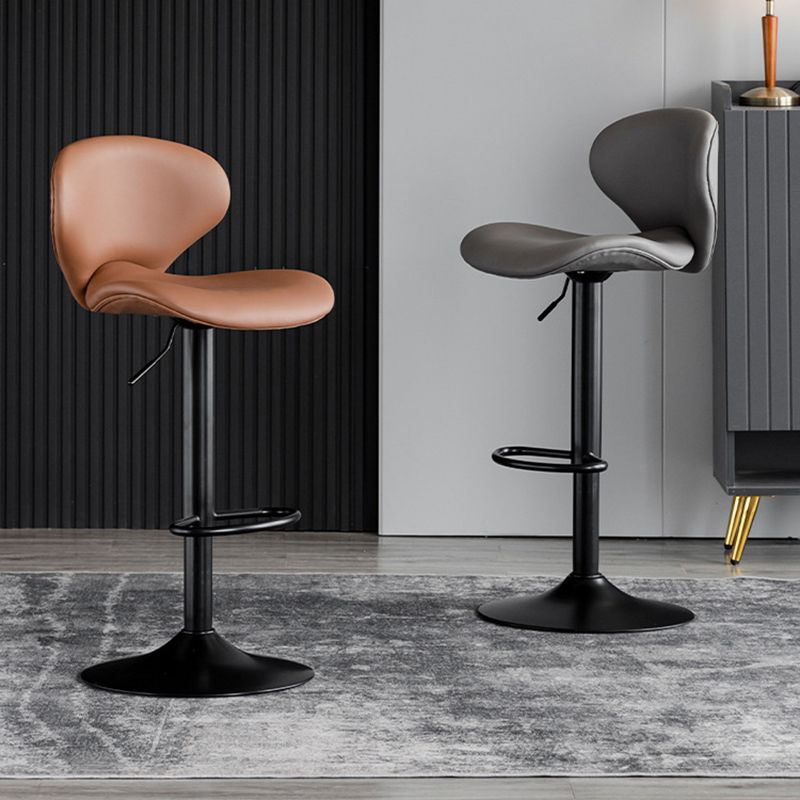 Draaibare verstelbare hoogte Bar Stool Industrial Faux lederen barkruk met voetsteun