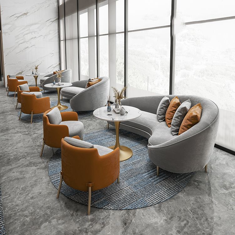 Velvet Sofa arrière serré avec un bras de smoking et un revêtement gris pour le salon