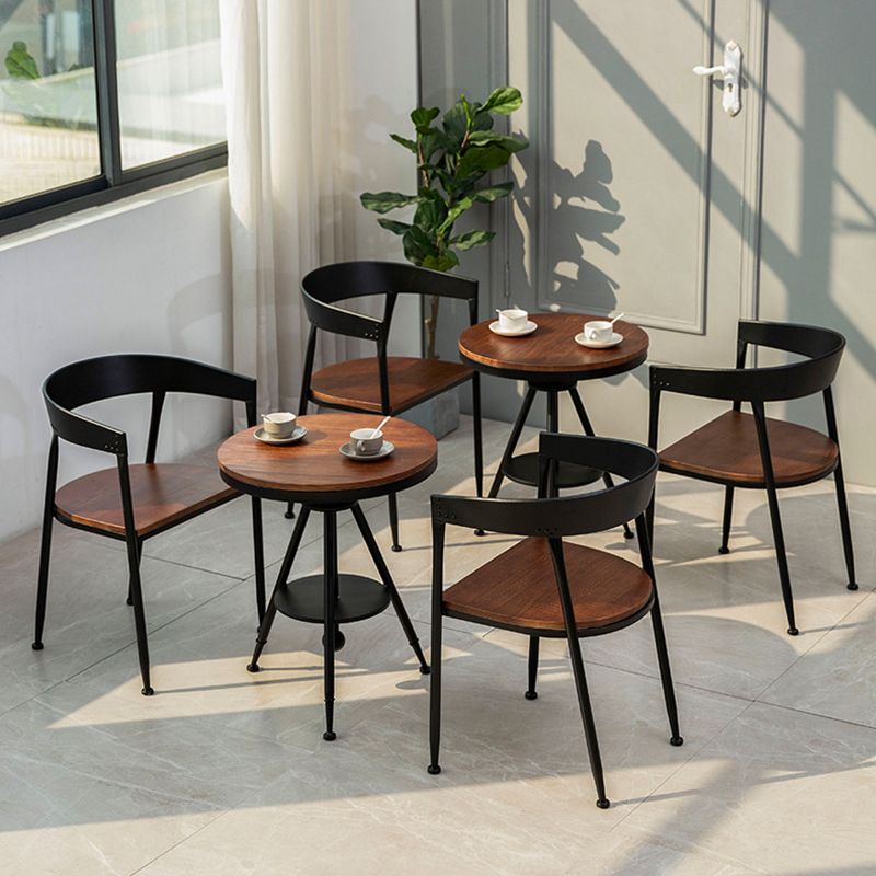 Silla de comedor de metal tradicional junto a la parte posterior de la espalda silla negra y marrón