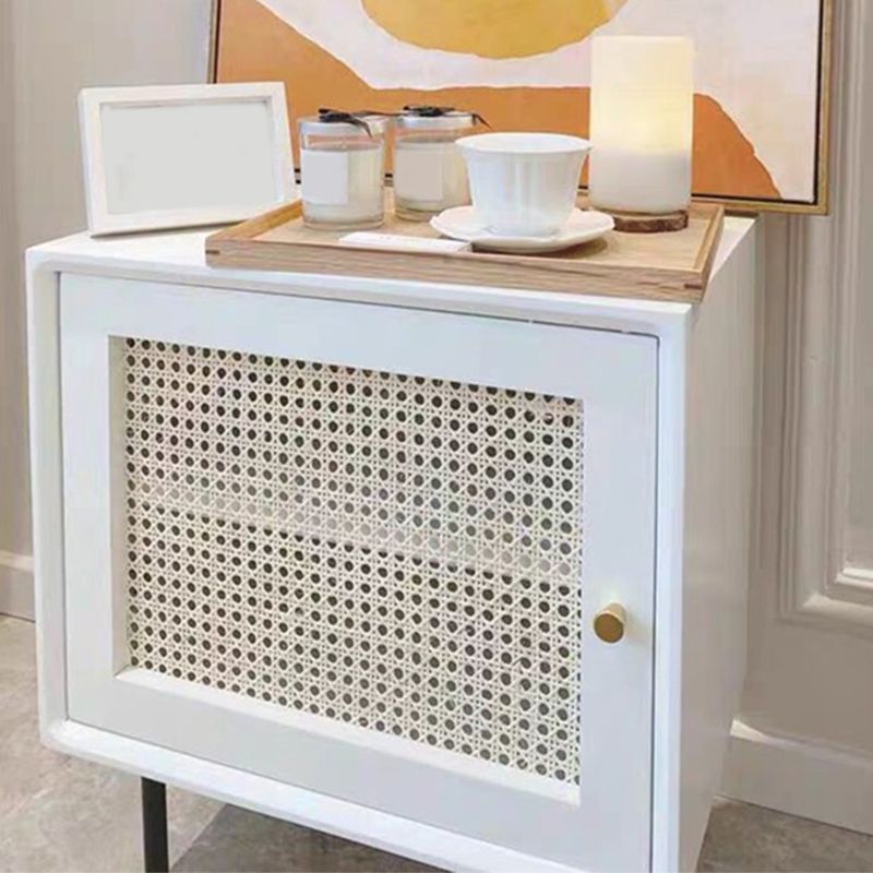 モダンな24インチhキャビネットウィッカー/レイタン1シェルフのソリッドウッドナイトスタンドと足