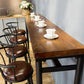 Table à hauteur de bar avec plateau en bois, pieds noirs et base en métal