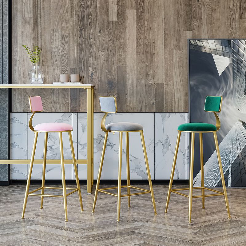 Taburete nórdico del brazo sin brazo Café de hierro Heces de bar con cojín de terciopelo y pedal