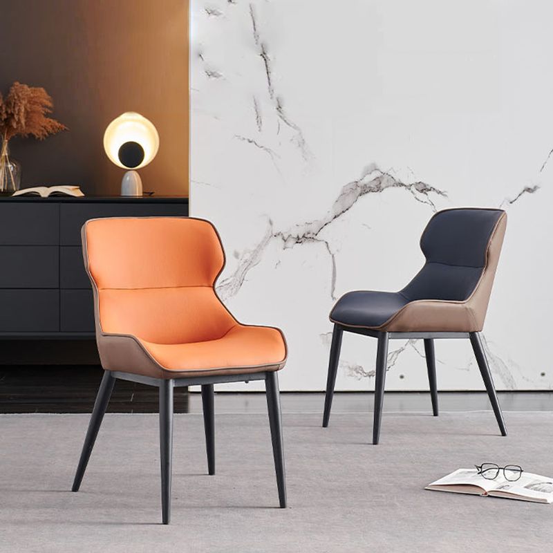 インダストリアルスタイルのウィングバックサイドチェアフェイクレザーダイニングチェア