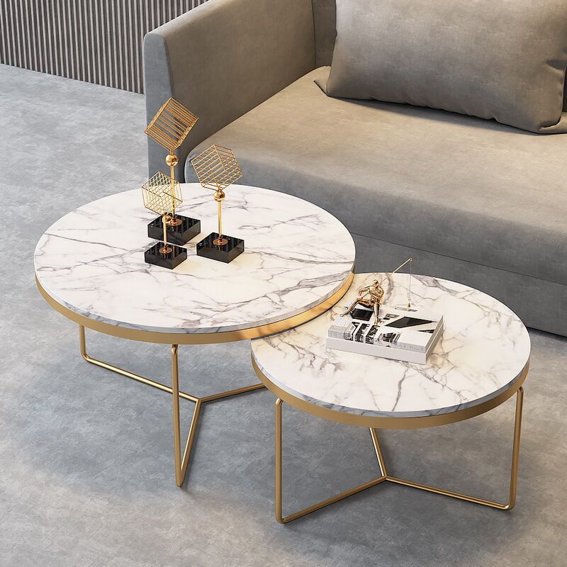 Runder Couchtisch mit goldener Eisen-X-Base und Marmorplatte