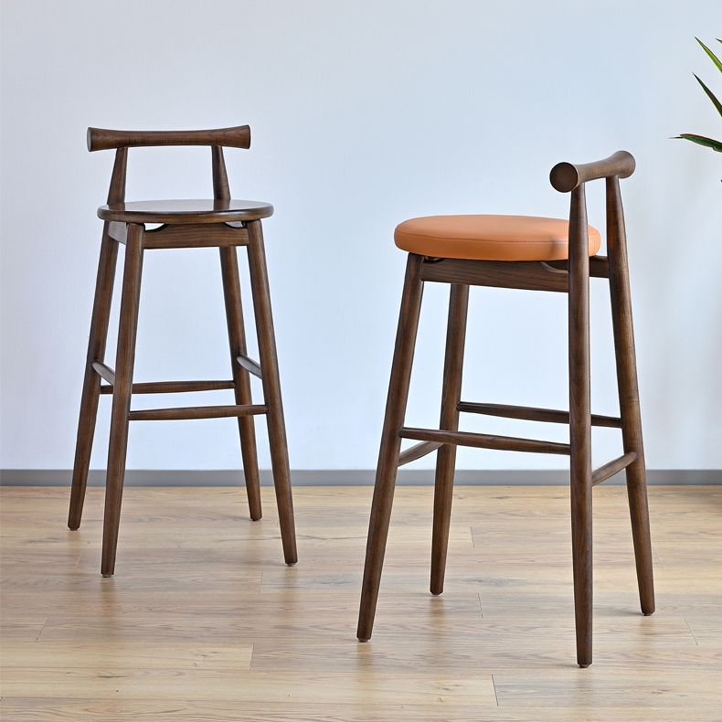 Sgabelli da bar industriali senza braccio in pelle in pelle con base in legno