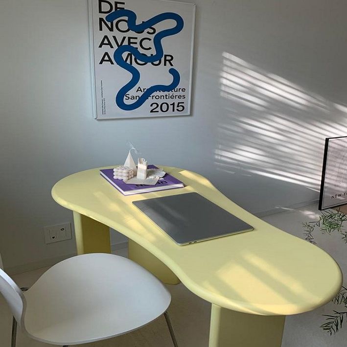 Scrivania di scrittura a forma non convenzionale moderna scrivania in legno massiccio per ufficio