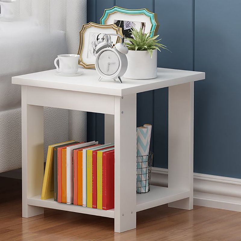 Sala per licenza per la fattoria Tavola laterale in legno a quattro gamba con uno scaffale