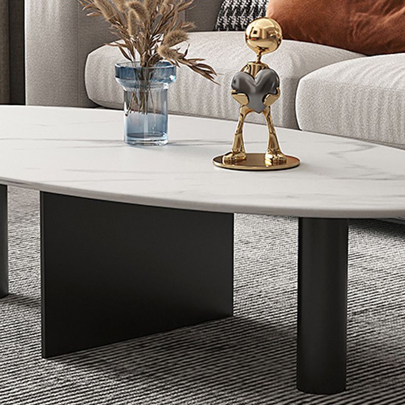 Glamouröser Couchtisch mit ovaler Steinplatte und Cocktailtisch mit 3 Beinen aus Metall