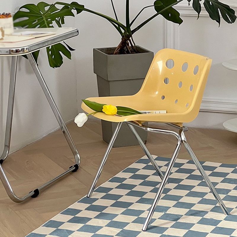 Chaise latéral d'empilement en plastique de style moderne chaise sans bras avec des jambes chromées