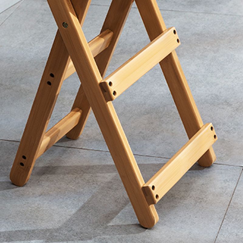 Sgabelli da bar per interni contemporanei in legno.