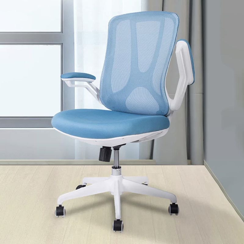 Moderne ergonomische mesh-werkstoel, draaistoel met middenrug en gewatteerde armen