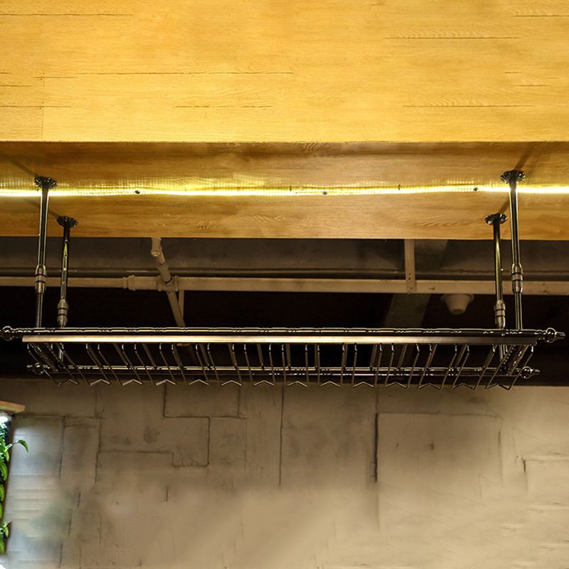 Botella de vino colgante de metal y rejilla de vidrio de vino industrial Casa de vidrio en negro y latón