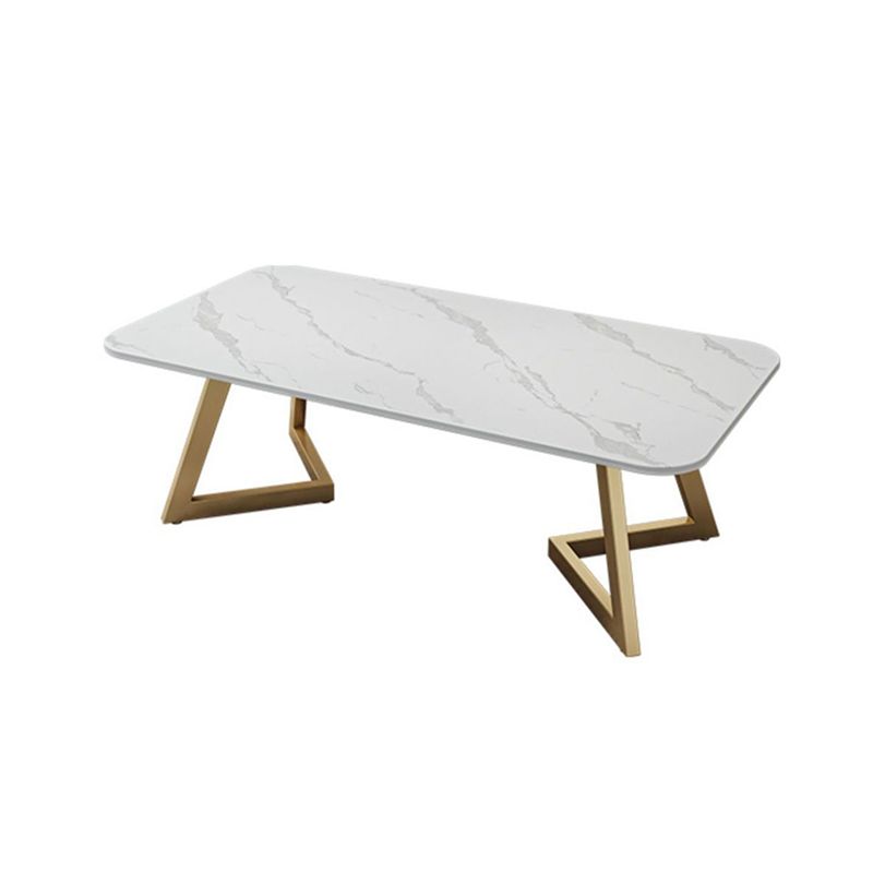 Table basse de base en fer glam avec une table de cocktail en pierre rectangulaire