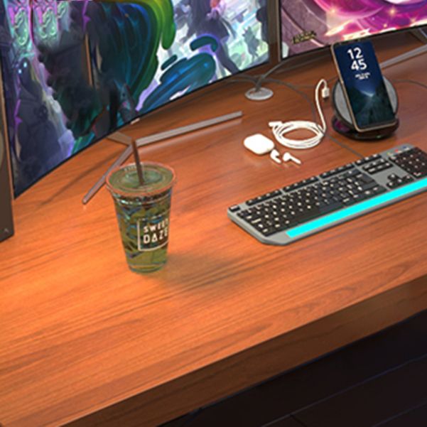 Rechteckiger Büroschreibtisch zeitgenössischer brauner Schlitten Metallbein Gaming Desk