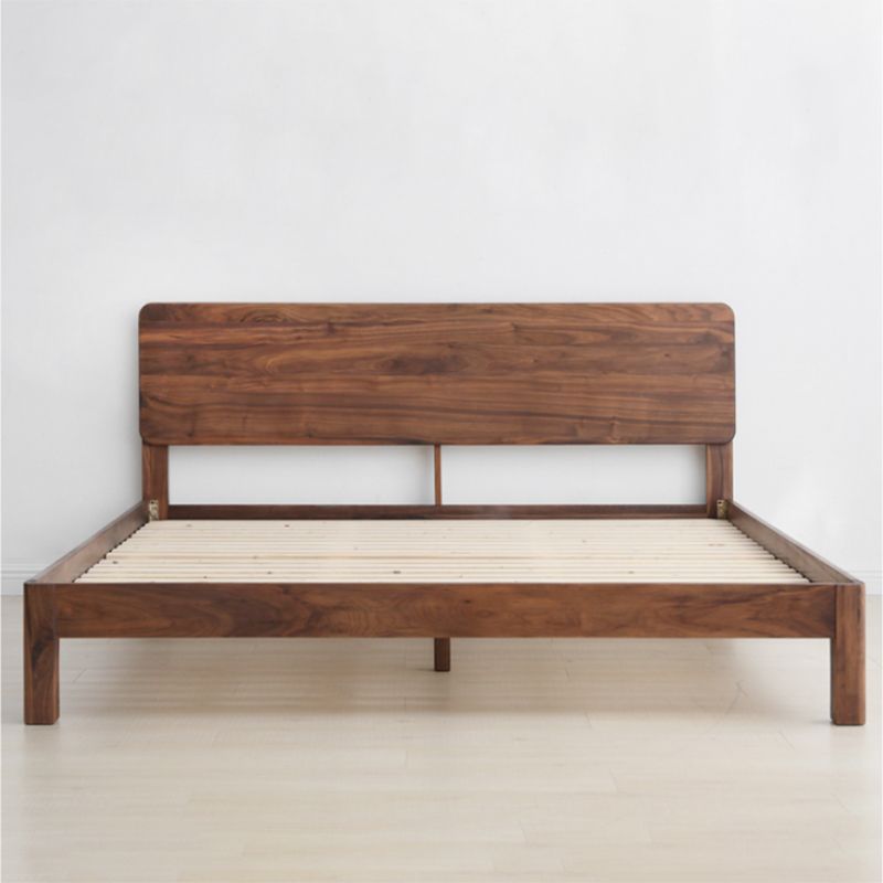 Eigentijds paneelbed in bruin massief houtbed met rechthoekig hoofdeinde