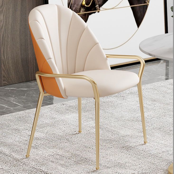 Sedia per sala da pranzo in metallo glam braccio laterale in pelle sintonizzata per uso del ristorante