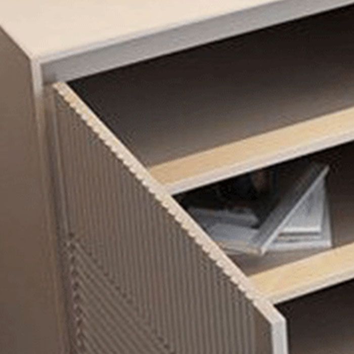 Scheda laterale in legno in stile glam con armadi e cassetti