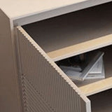 Scheda laterale in legno in stile glam con armadi e cassetti