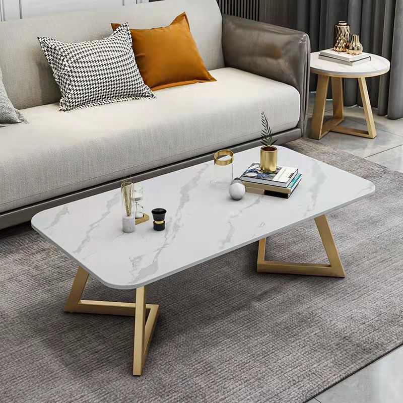 Table basse de base en fer glam avec une table de cocktail en pierre rectangulaire
