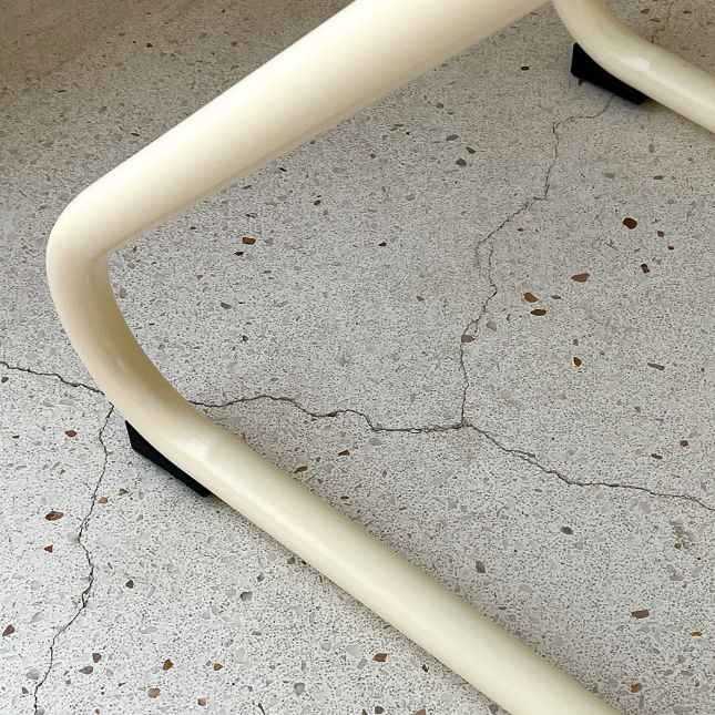 Sgabello da bar sul retro posteriore con sedile sagomate con base di metallo