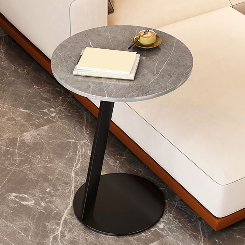 Soggiorno modernistico geometrico a doppio livello con tavola laterale del piedistallo