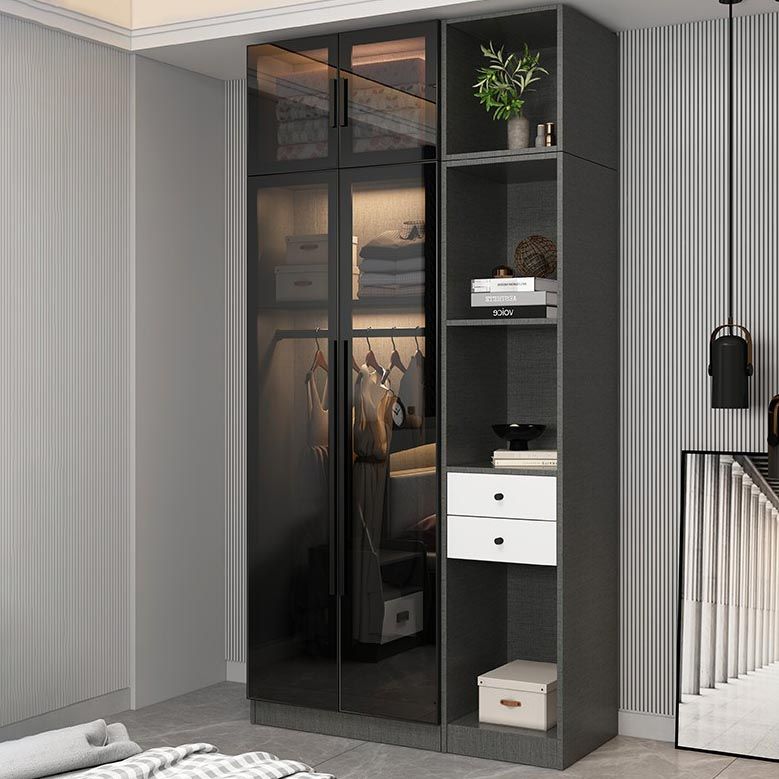 Eigentijdse garderobe -armoire met planken hout en glazen garderobe kast