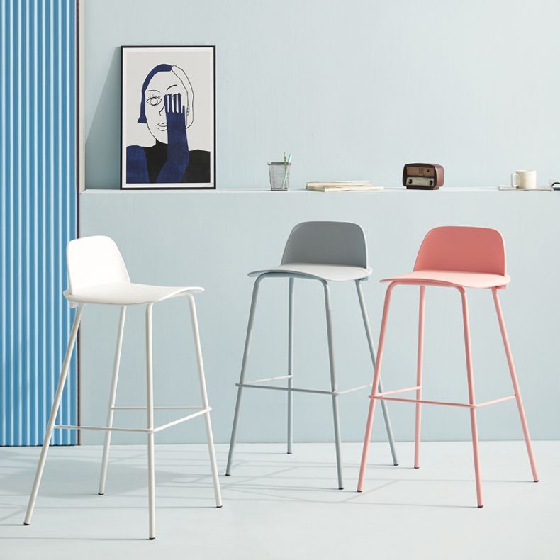 ノルディックスタイルのプラスチックバースツールカラフルな鉄の脚バースツールリビングルーム