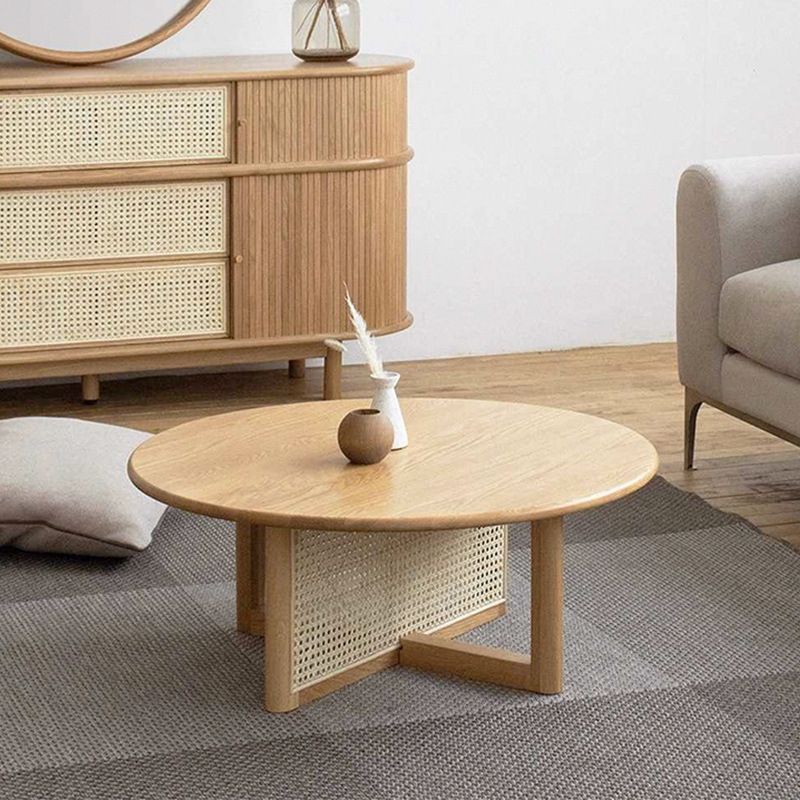 Tavolino scandinavo rotondo con gambe incrociate in legno di pino