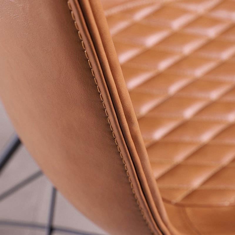 工業スタイルのダイニングチェアアームレスダイニングチェアはキッチン用の金属製の脚を備えています