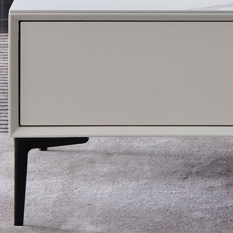 Tavolino bianco rettangolare con 4 cassetti e 4 gambe metalliche