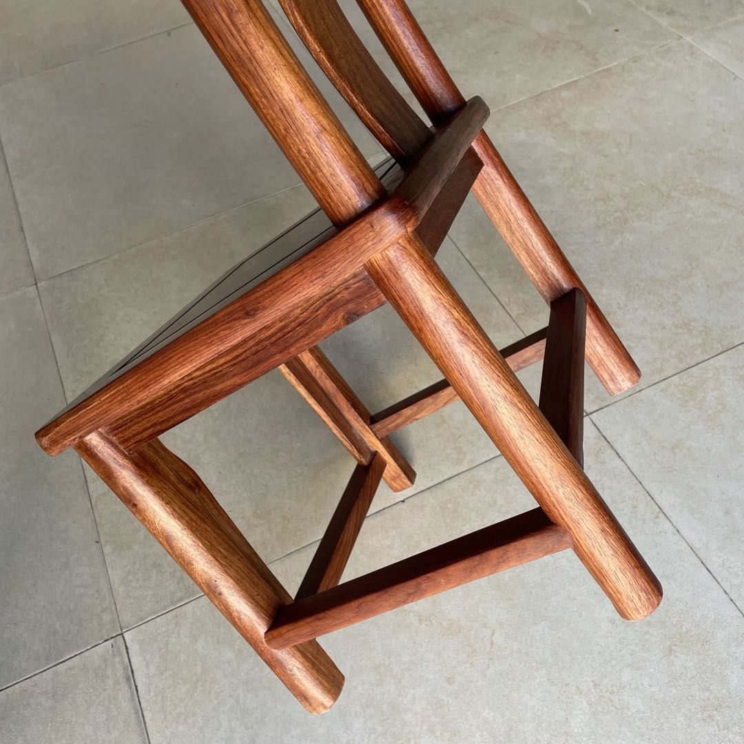 Moderne stijl eetkamerstoel houten lat achterzijde stoel voor woonkamer