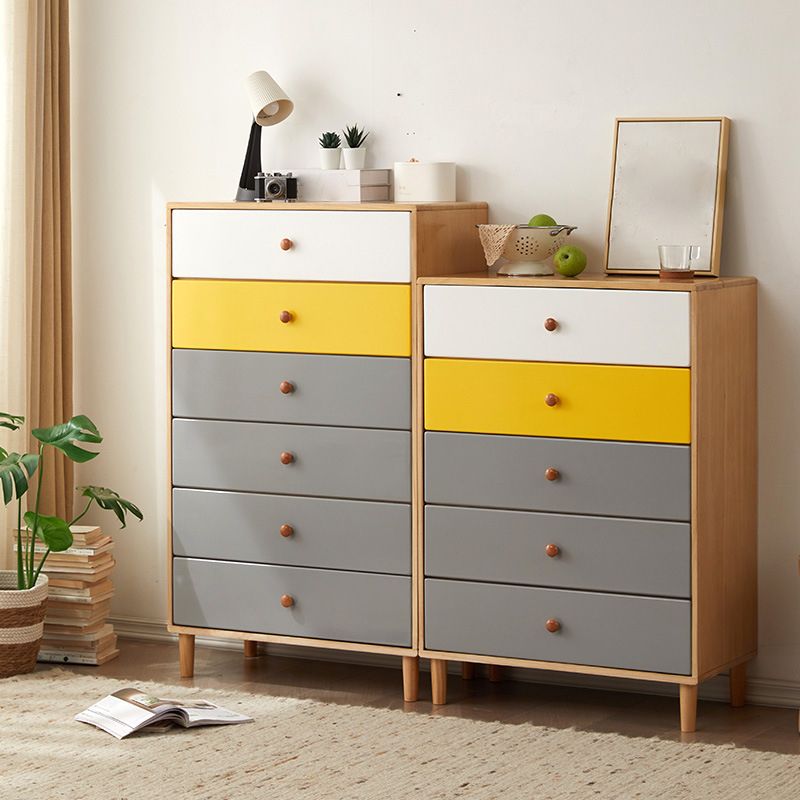 Moderne massieve houten borst met 4 natuurlijke benen en zachte close -laden