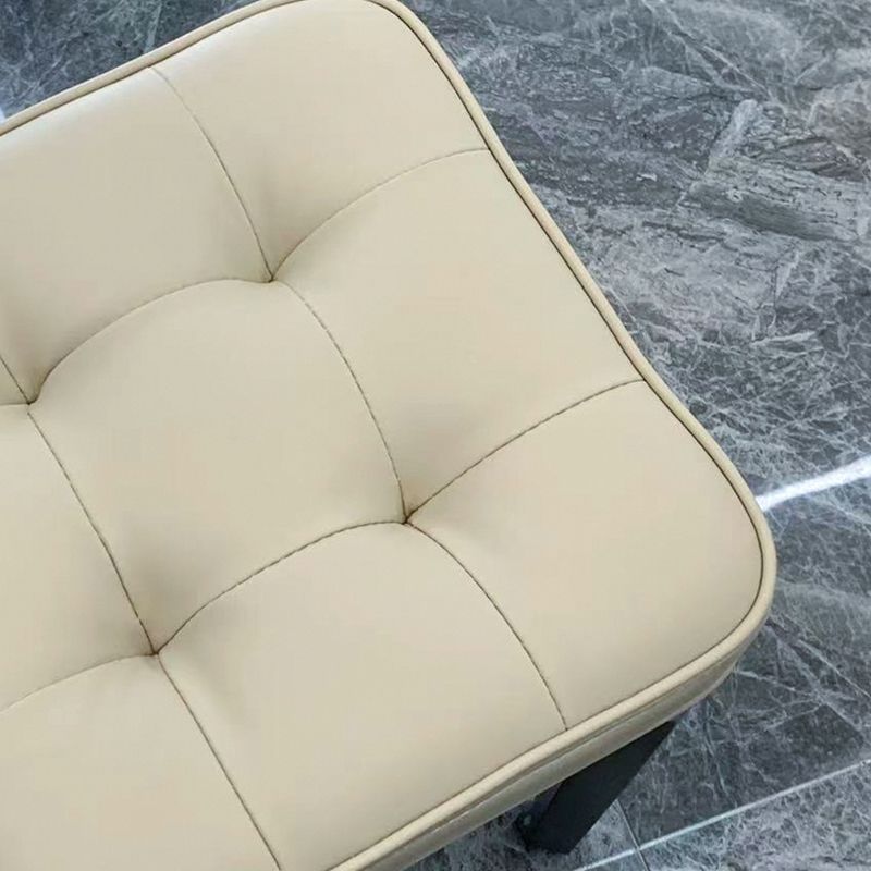 Zeitgenössischer Standard -Quadrat -Lederstandard mit 4 Beinen für Zuhause