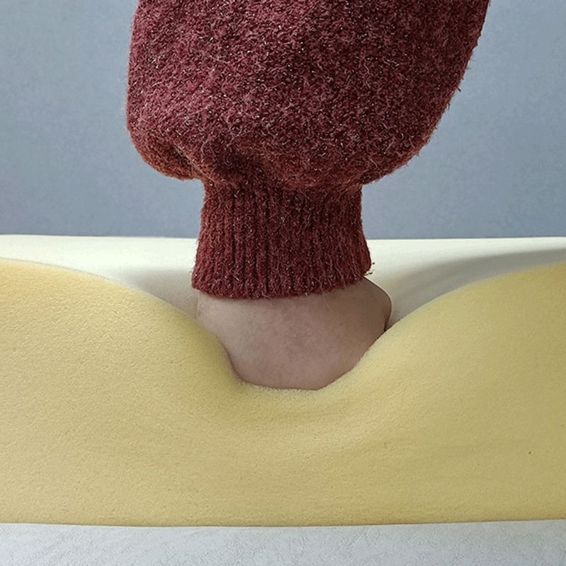 Couchage de canapé de dos de dos contemporain avec oreillers en gris