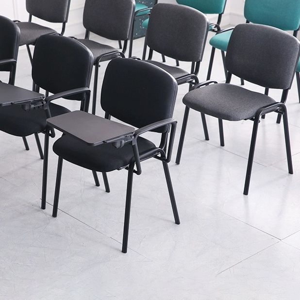 Sedia per ufficio imbottita moderna senza braccio.