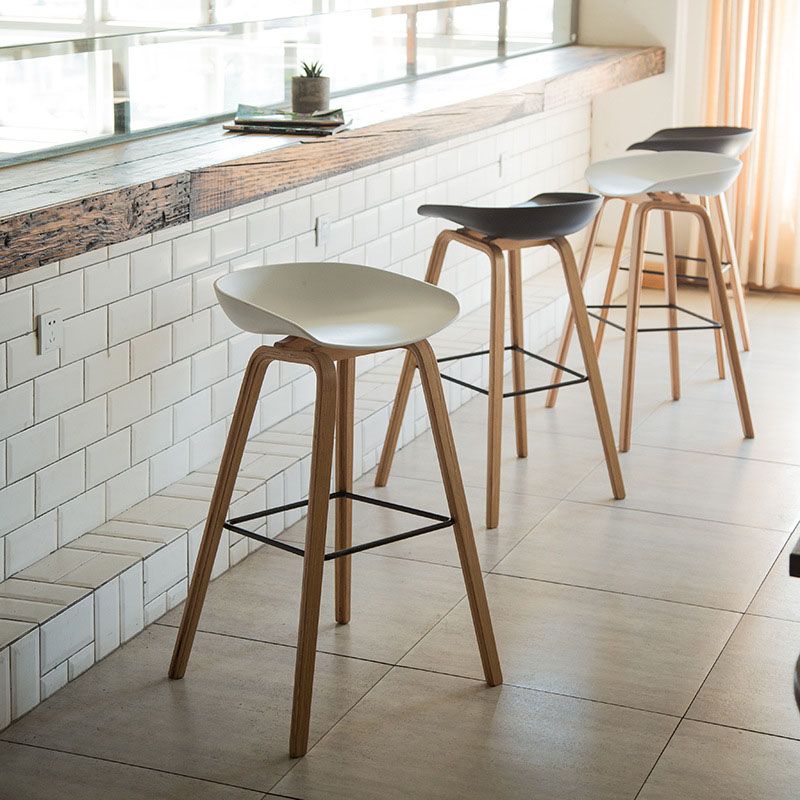 スカンジナビアのバケツスツールプラスチック製のバースツールは、木製の脚を備えています