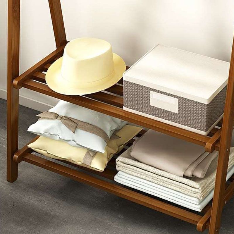 Appuntamento scandinavo per appendiabiti in legno di stoccaggio senza piedi.