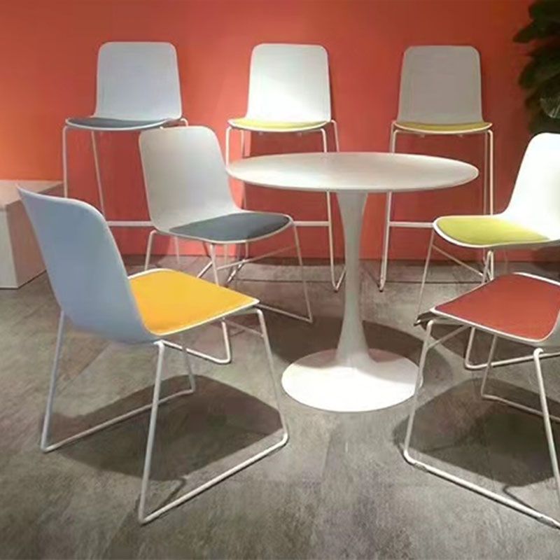 Eigentijdse bureaustoel geen pijnlijke armloze conferentiestoel