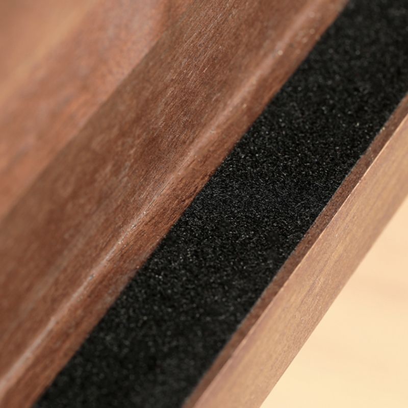 Eigentijds paneelbed in bruin massief houtbed met rechthoekig hoofdeinde