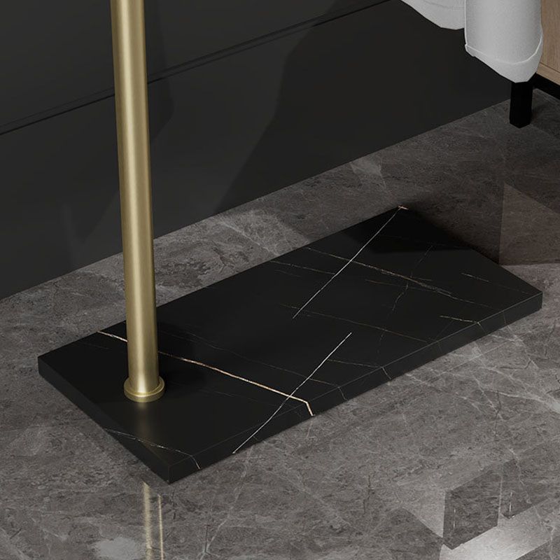 Luxuriöser Kleiderregal Metallmetallfarbkleiderregal mit Marmorboden