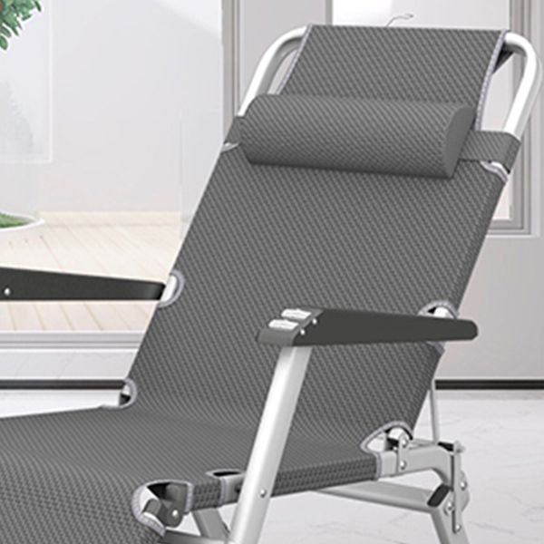 Hedendaagse grijze standaard ligstoel met metalen basis en zwarte armen