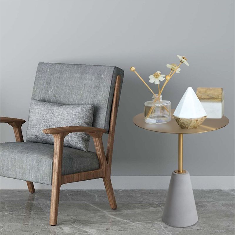 中世のモダンスタイルの丸い金属テーブルと石の台座ベースサイドテーブル