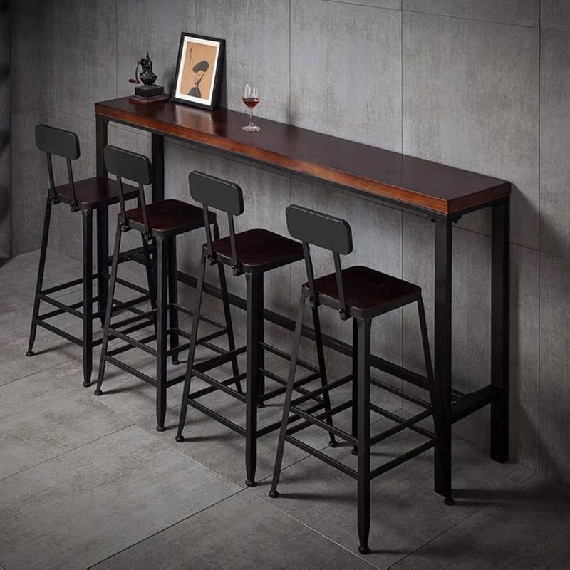 Mesa de bar industrial con tapa de madera maciza y base negra