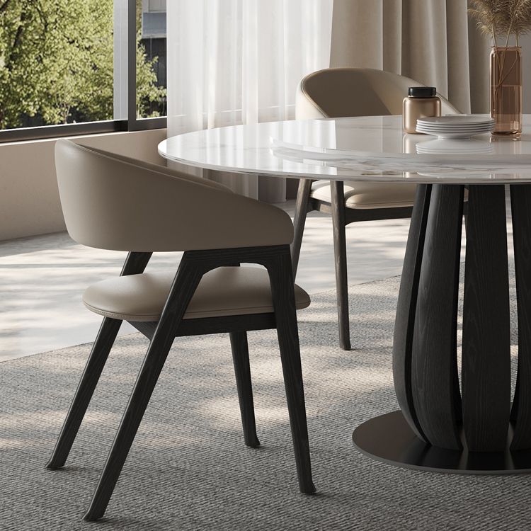 Open rugarm gestoffeerd en massief houten dineren accentstoel