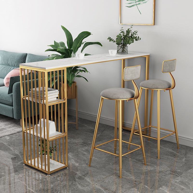 Table de pub glam avec une table de barre de pierre en pierre de rangement en métal doré