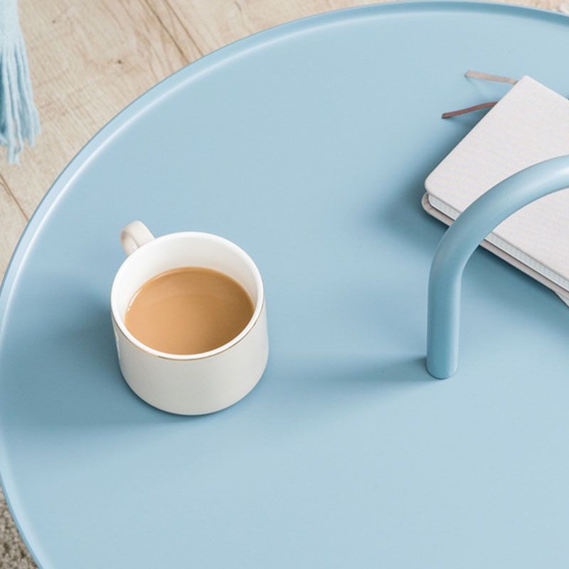 Table d'appoint en métal rond avec une base de 3 jambes dans un style moderne médiéval