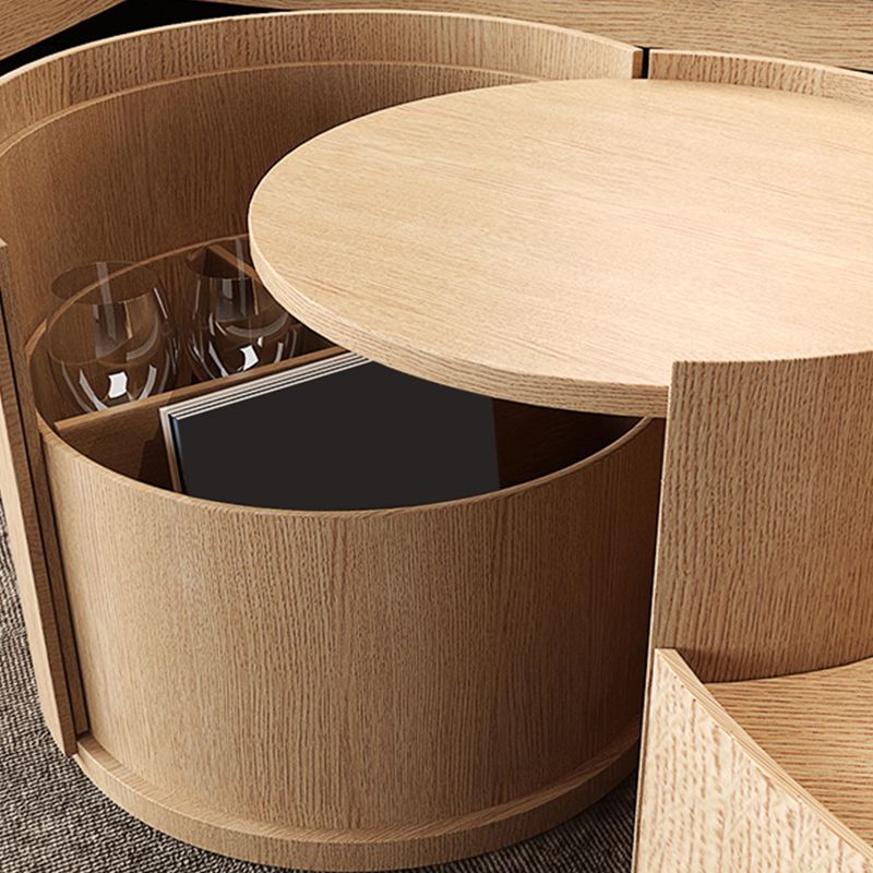 無地の木材のライトブローントレイトップコーヒーまたはエンドテーブル