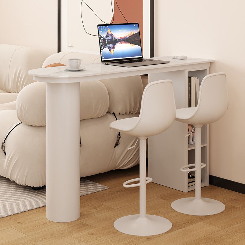 Mesa de bar blanca de forma libre con base de almacenamiento para lugares pequeños