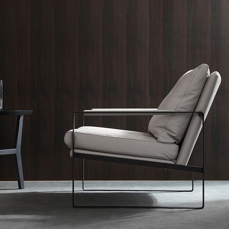 Sedia a braccio di slitta moderna di metà secolo in finta poltrona di accento in pelle per soggiorno